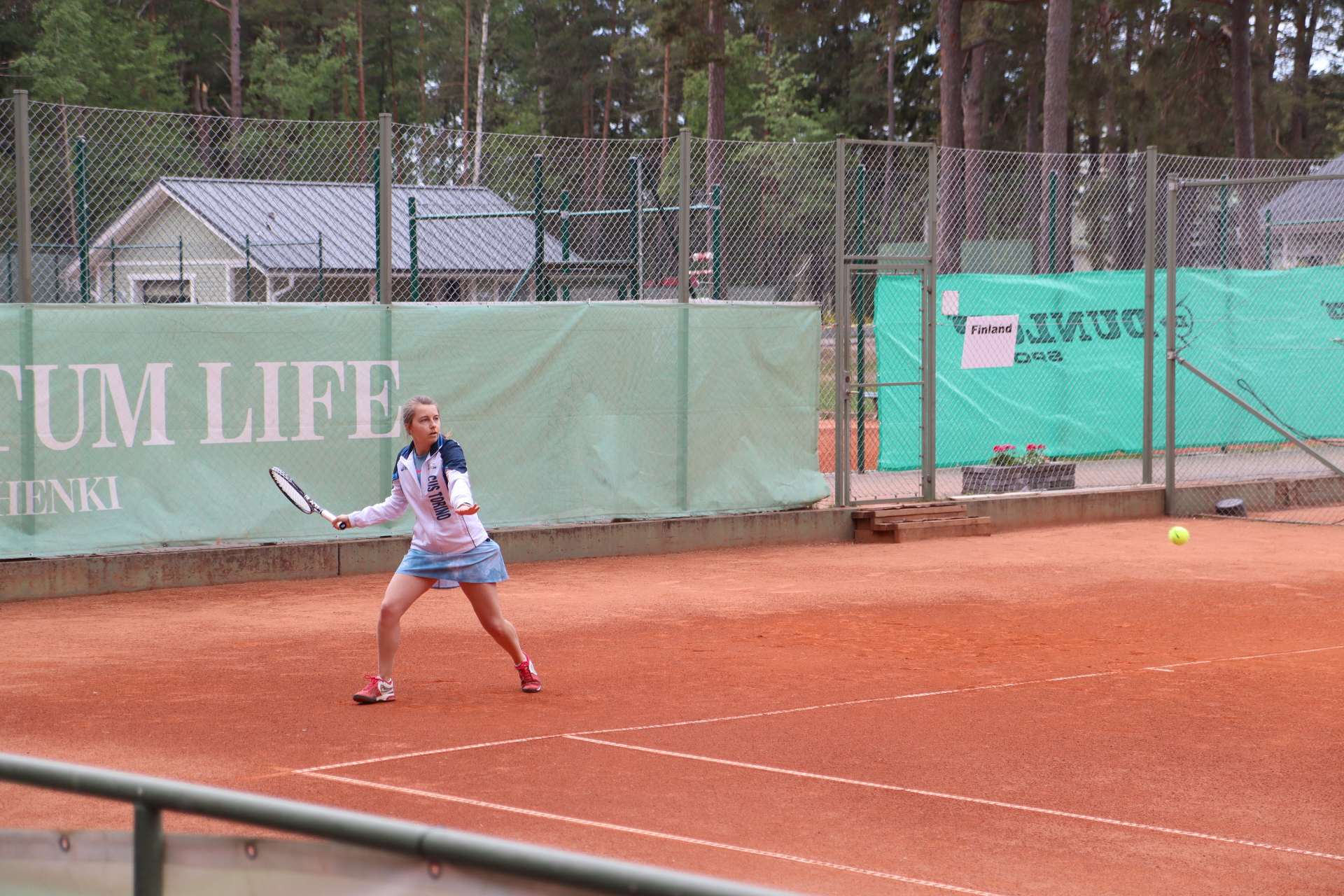 Focusing on hitting the sweet spot with my forehand during the warmup